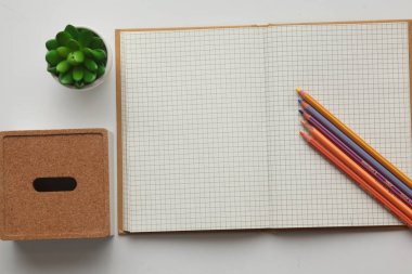 Üstten görünüm görüntüsünü içeren ahşap masa boş sayfalardan açık defter. Not defterini açın