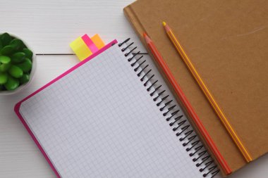 Üstten görünüm görüntüsünü içeren ahşap masa boş sayfalardan açık defter. Not defterini açın.