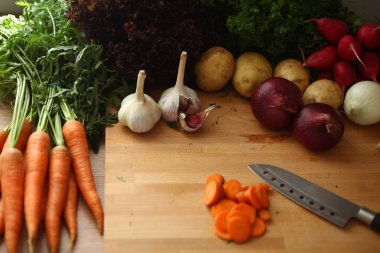 Mutfaktaki masanın üstünde sebzeler var. .