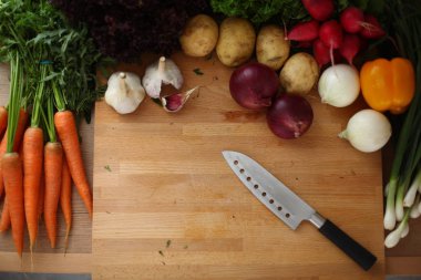 Mutfaktaki masanın üstünde sebzeler var. .