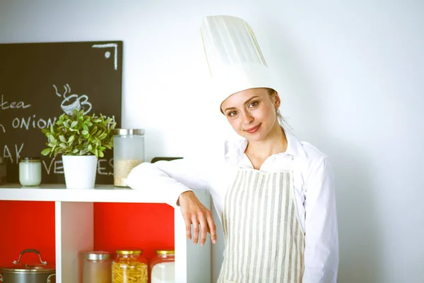 Chef donna ritratto con uniforme in cucina. Chef donna — Foto Stock