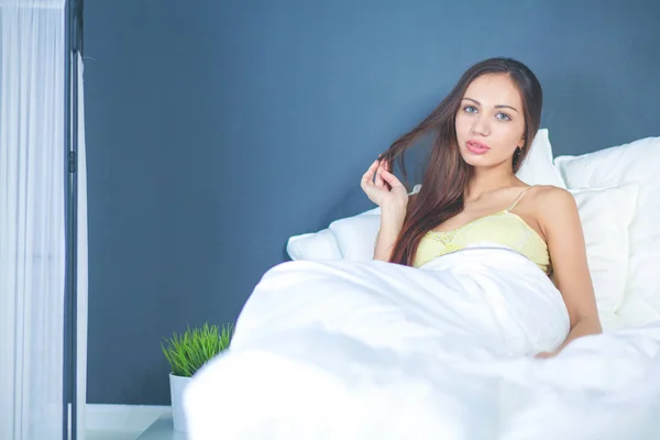 Pretty woman sitting in bed at home. Pretty woman — Stock Photo, Image