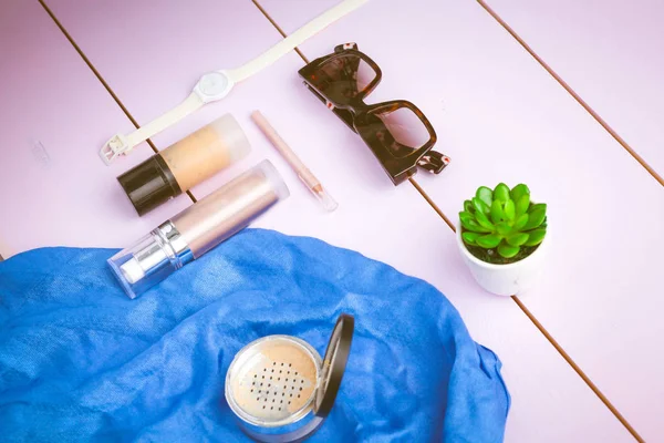 Sonnenbrille, Kosmetik-Make-up und Essentials auf Holzgrund. — Stockfoto