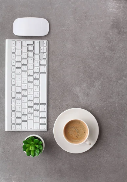 Portátil y taza de café en la mesa de madera — Foto de Stock