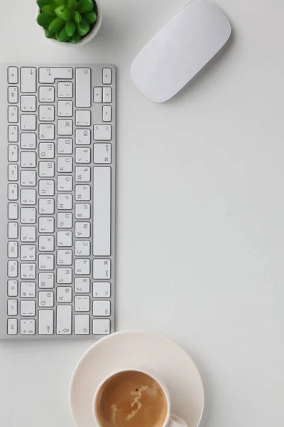 Laptop e xícara de café na mesa de madeira. — Fotografia de Stock