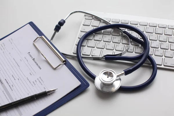 Tablet PC y equipos médicos, concepto de tecnología médica. Estetoscopio — Foto de Stock