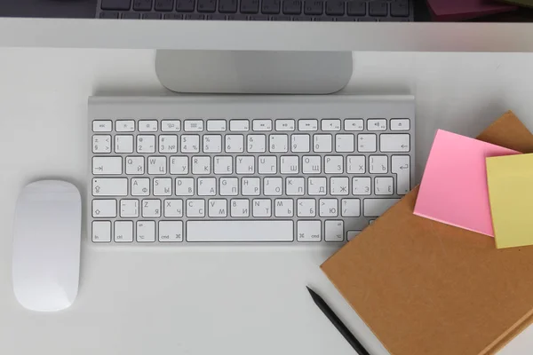 Laptop e xícara de café na mesa de madeira. — Fotografia de Stock