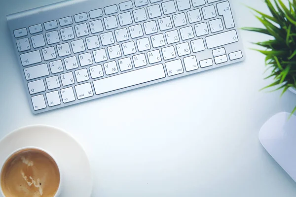 Laptop e xícara de café na mesa de madeira. — Fotografia de Stock