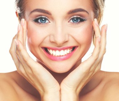 genç bir kadın yüzü beyaz zemin üzerine izole dokunmadan