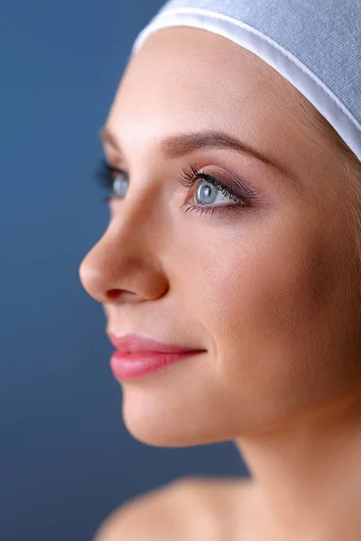 Uma mulher bonita, retrato isolado no fundo azul — Fotografia de Stock