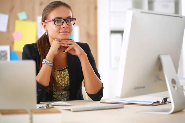 Modeontwerpers werken in studio zittend op het bureau — Stockfoto