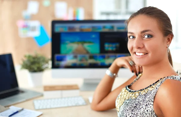 Modeontwerpers werken in studio zittend op het bureau — Stockfoto