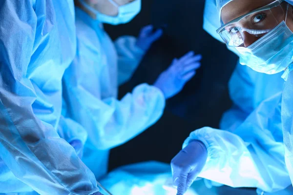 Ekip cerrahı hastanede ameliyat yapıyor.