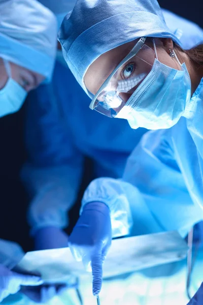 Ekip cerrahı hastanede ameliyat yapıyor.