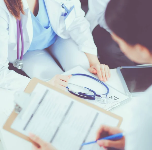 Twee jonge vrouwelijke dokters zitten op de bank — Stockfoto