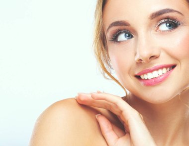 genç bir kadın yüzü beyaz zemin üzerine izole dokunmadan