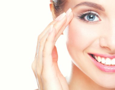 genç bir kadın yüzü beyaz zemin üzerine izole dokunmadan