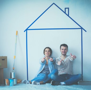 Duvar boyalı eve oturan Çift