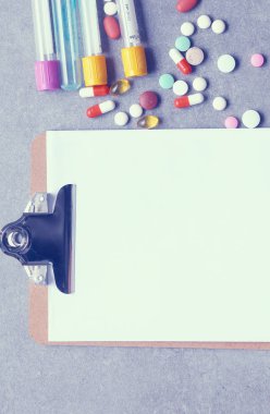 Closeup bir hap, stetoskop bir rx reçete üzerinde
