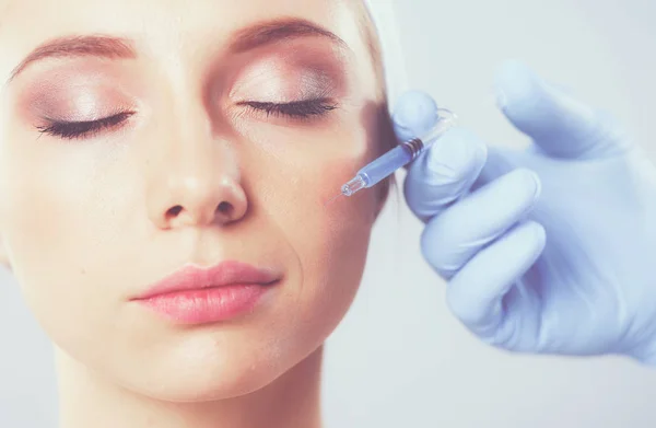 Cosmetische injectie de mooie vrouw gezicht. Geïsoleerd op een grijze achtergrond — Stockfoto