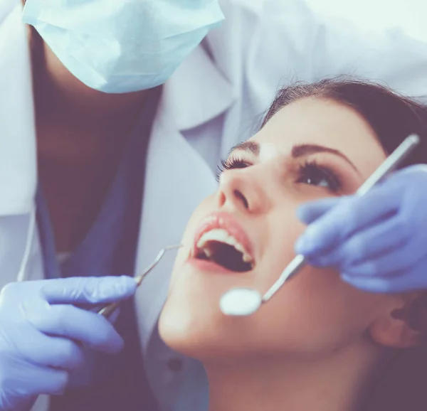 Mujer dentista trabajando en los dientes de sus pacientes — Foto de Stock