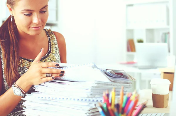 Jonge en mooie zakenvrouw moe van het werk in het kantoor — Stockfoto