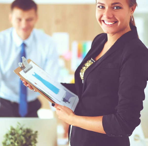 Modeschöpfer arbeiten im Atelier neben Schreibtisch — Stockfoto