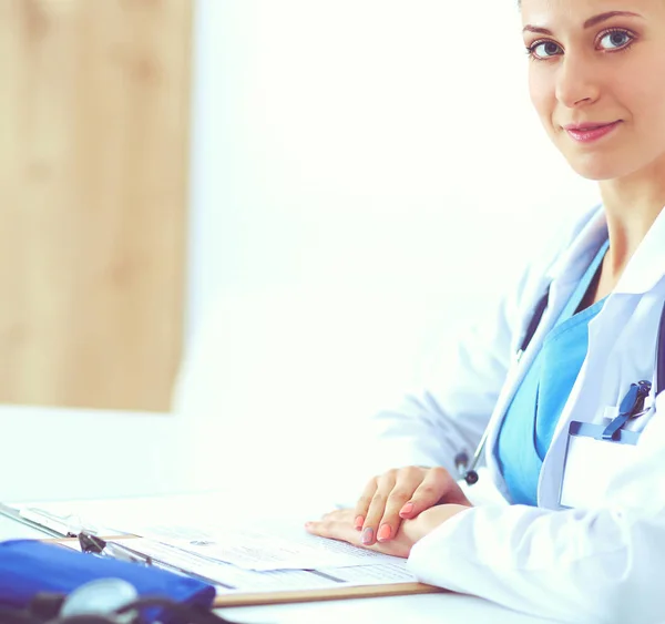 Portrait de jeune femme médecin assise au bureau à l'hôpital — Photo