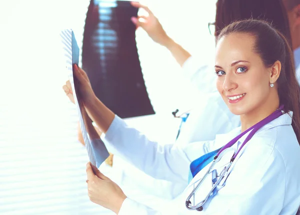 Jeune groupe de médecins qui regardent la radiographie — Photo