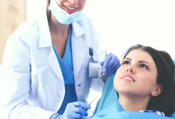 Mulher dentista trabalhando em seus pacientes dentes — Fotografia de Stock