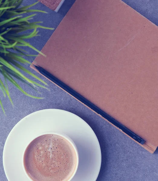 Bild von oben: offenes Notizbuch mit leeren Seiten neben einer Tasse Kaffee auf einem Holztisch — Stockfoto