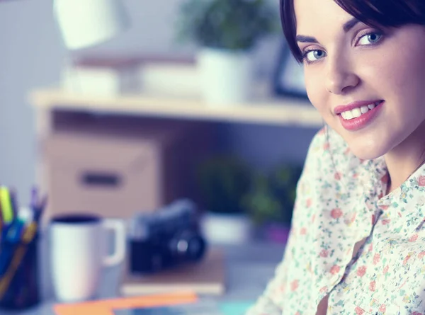 Femme photographe assise sur le bureau avec ordinateur portable — Photo