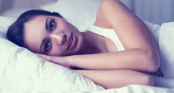 Pretty woman lying  in bed — Stock Photo, Image