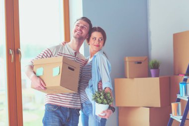 Mutlu genç çift açma veya kutu ambalaj ve yeni evine taşıdıktan.