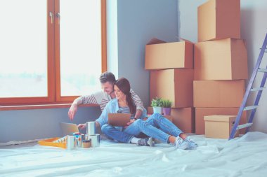 Genç bir çift yeni evlerinin katta oturan. Genç çift