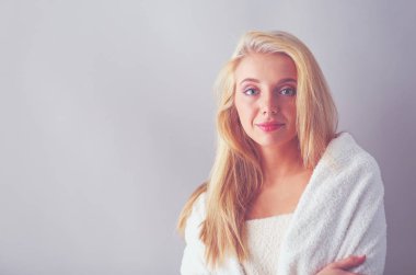 Güzel bir kadın, üzerinde mavi arka plan izole portre. Güzel bir kadın.