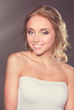 Koyu arka plan üzerinde kıvırcık uzun saçlı güzel kadın .