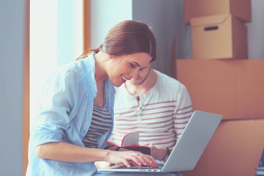 Genç bir çift yeni evlerinin katta oturan. Genç çift