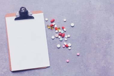 Closeup bir hap, stetoskop bir rx reçete üzerinde.