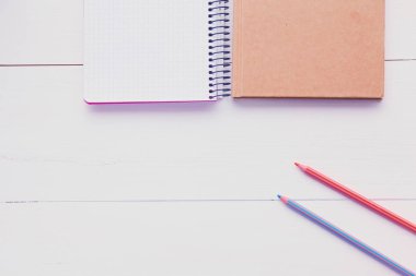 Tahta masada boş sayfaları olan açık defterin en üstteki görüntüsü. Metin ya da model eklemeye hazır.