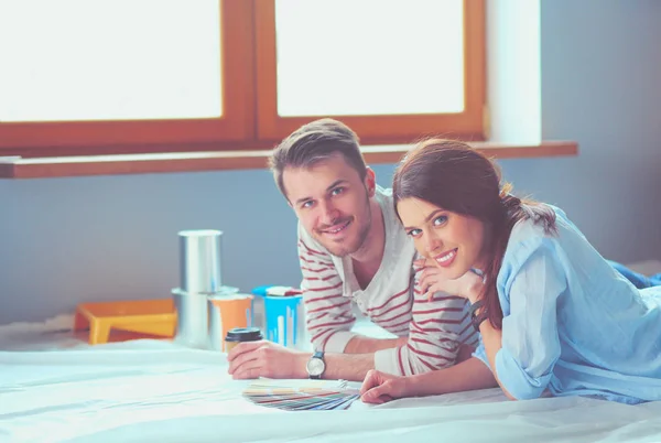 Paar verf kleur kiezen uit staal voor nieuw huis . — Stockfoto