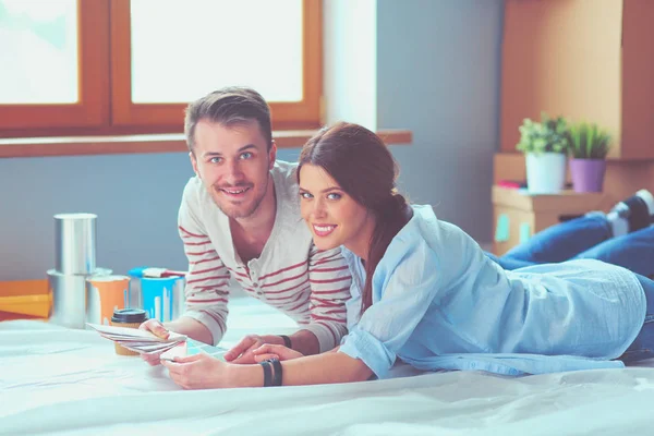 Paar verf kleur kiezen uit staal voor nieuw huis . — Stockfoto