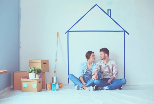 Vergadering in de voorkant van de geschilderde huis op muur (echt) paar — Stockfoto