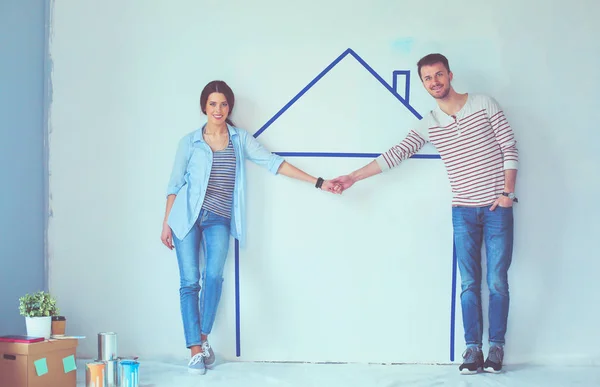 Staande Voorzijde Geschilderde Woning Muur Echt Paar Jong Koppel — Stockfoto