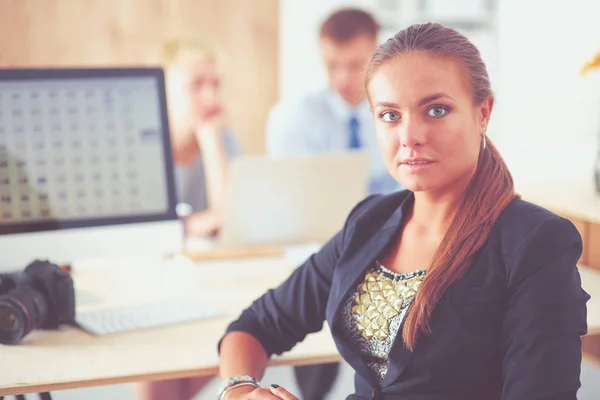 Retrato de una atractiva joven empresaria sentada frente a una computadora.empresaria  . — Foto de Stock