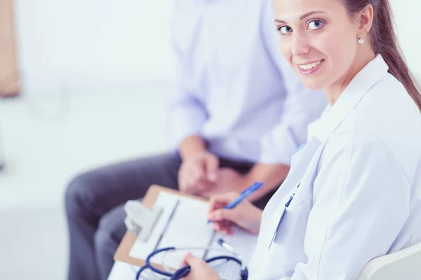 Retrato de una joven doctora sentada en el escritorio del hospital. doctora . —  Fotos de Stock