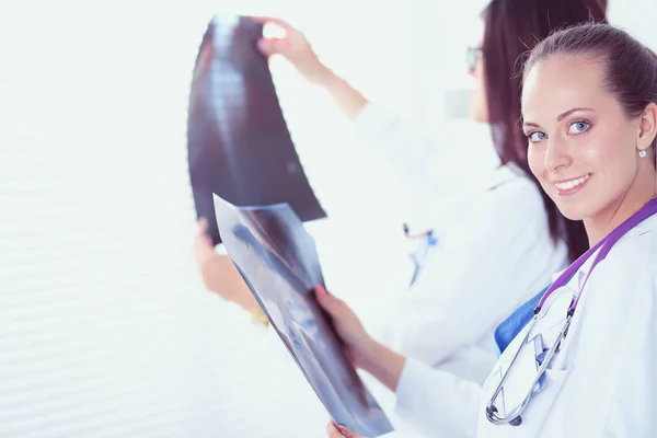 Jeune groupe de médecins qui regardent la radiographie — Photo