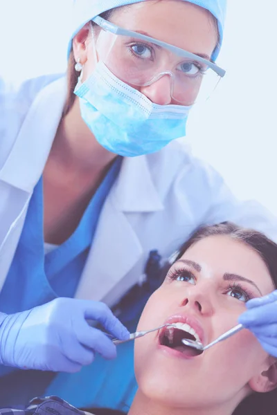 Dentista mulher trabalhando em seus pacientes dentes. Mulher dentista — Fotografia de Stock