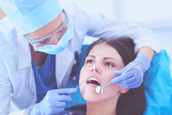 Dentista donna che lavora presso i suoi denti pazienti. Donna dentista — Foto Stock