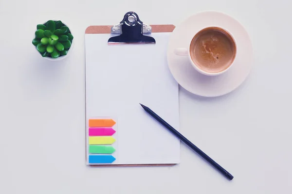 Tableta vacía y una taza de café en el escritorio . — Foto de Stock